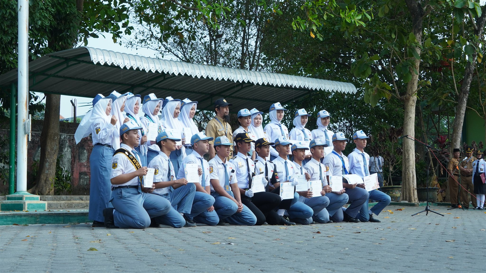 Guru mengikuti kegiatan sekolah