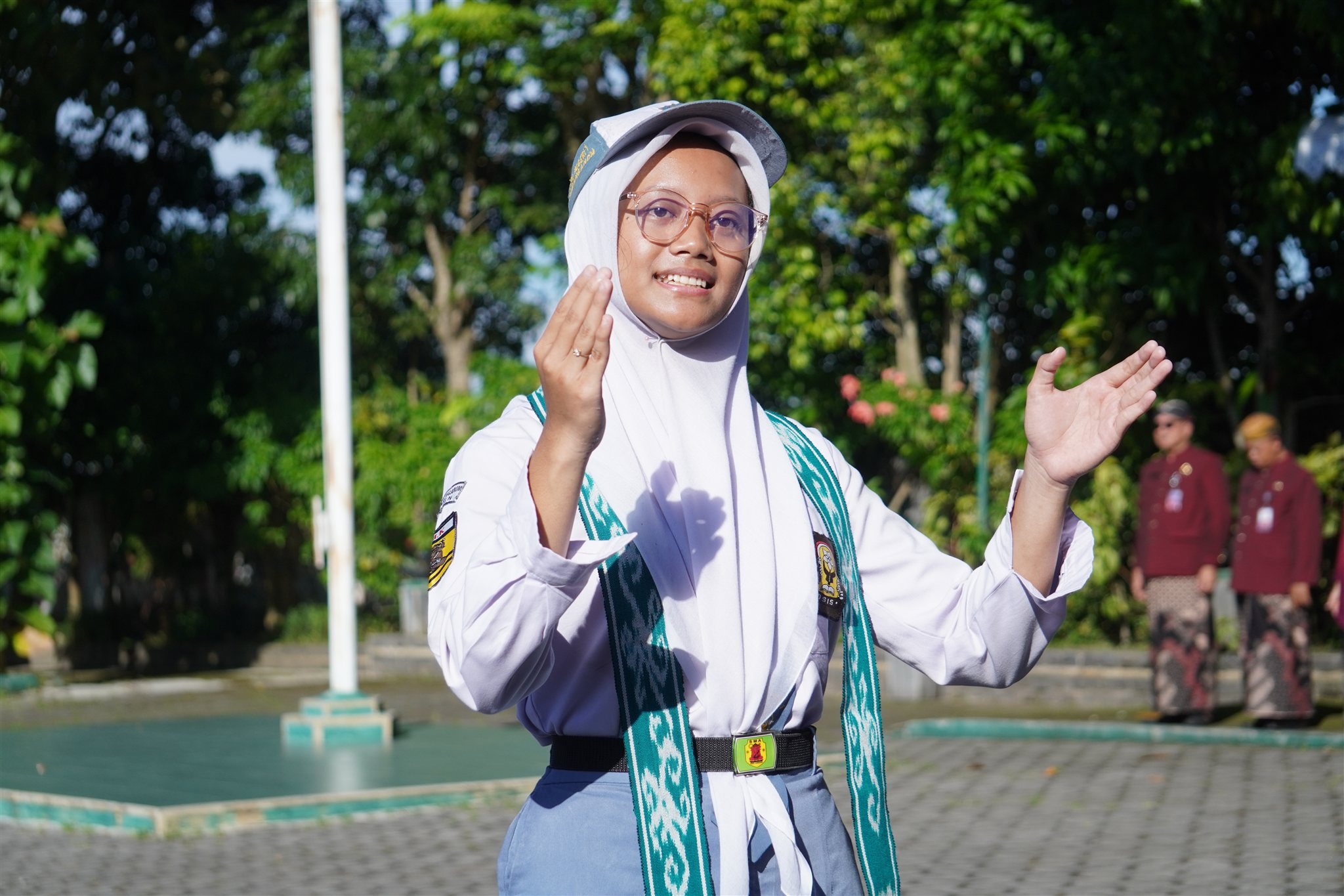 Petugas upacara di halaman SMA Negeri 1 Karanganom