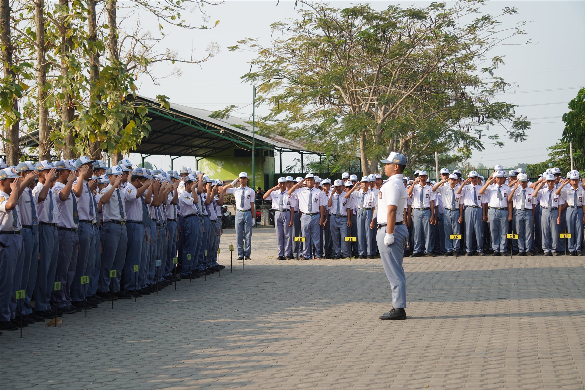 Siswa berkumpul di halaman sekolah