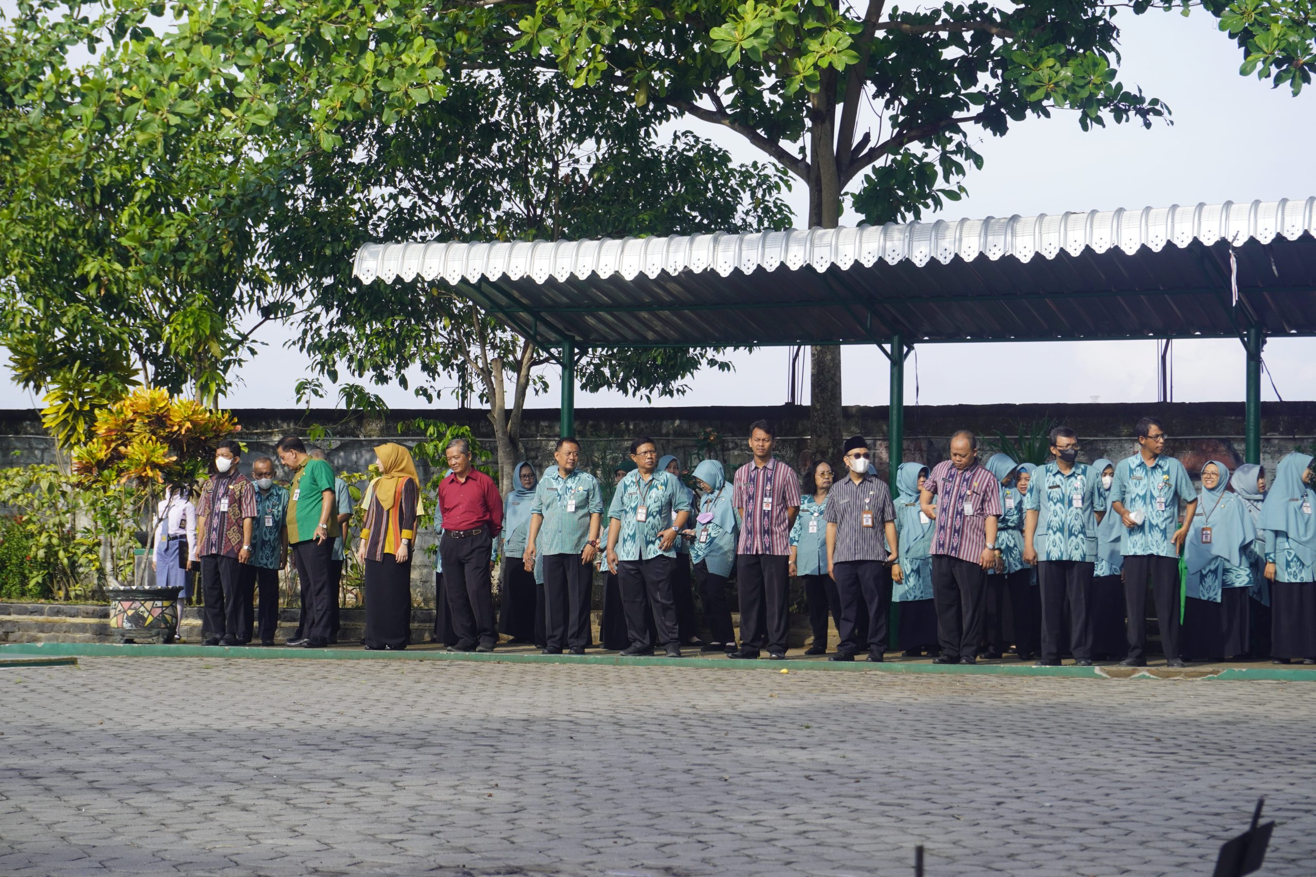 Guru mengikuti kegiatan sekolah