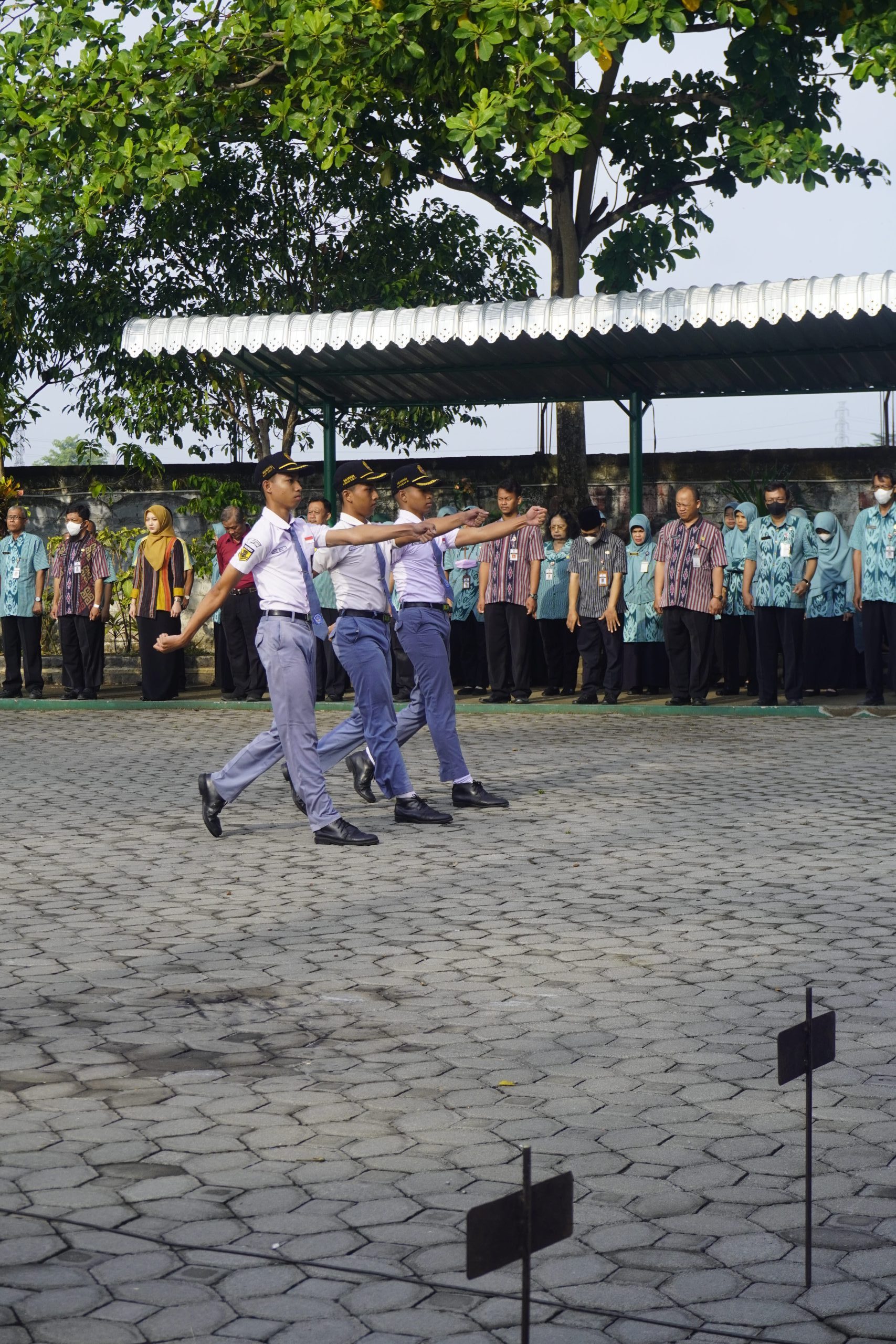 Petugas upacara di halaman SMA Negeri 1 Karanganom
