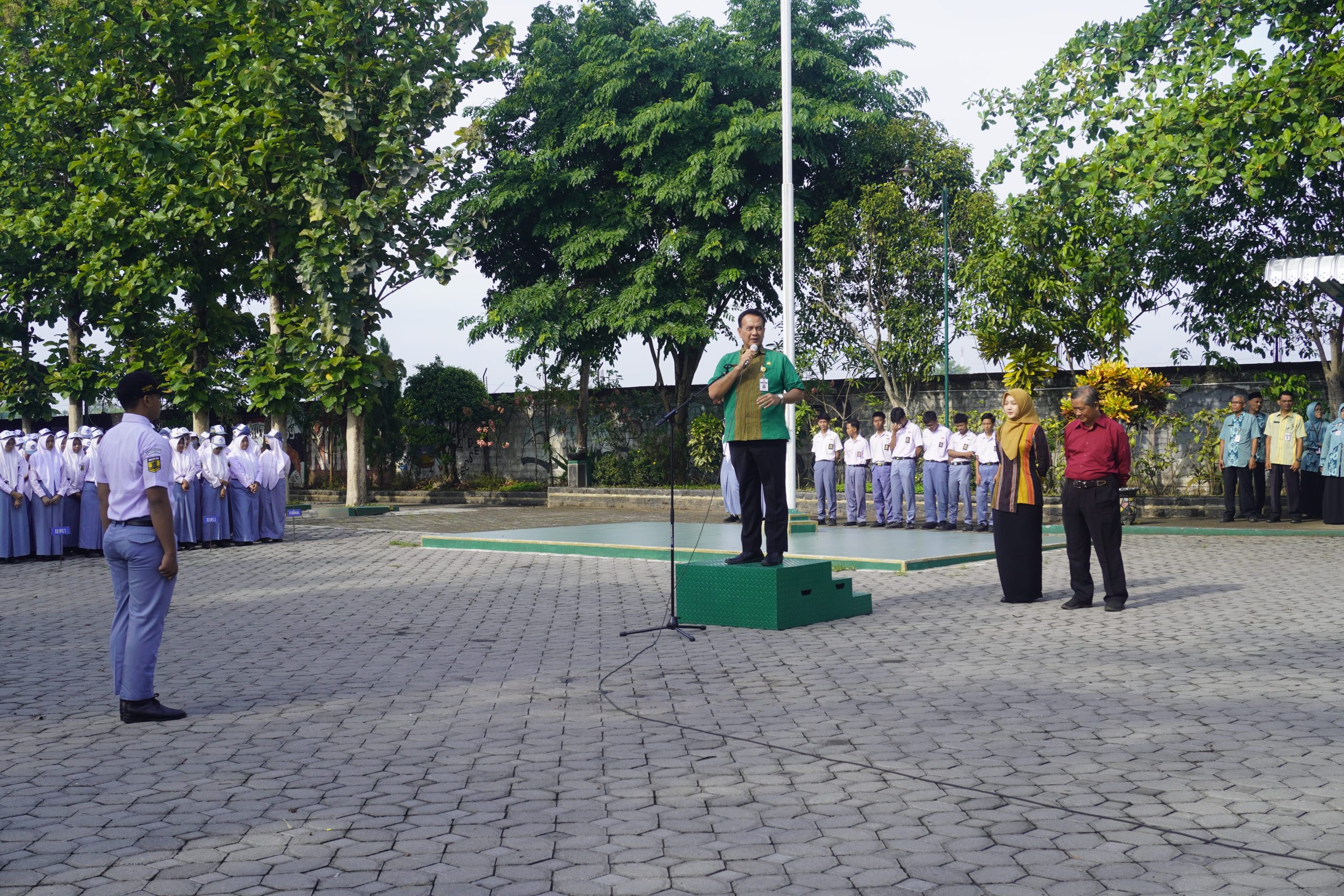 Sambutan di halaman sekolah